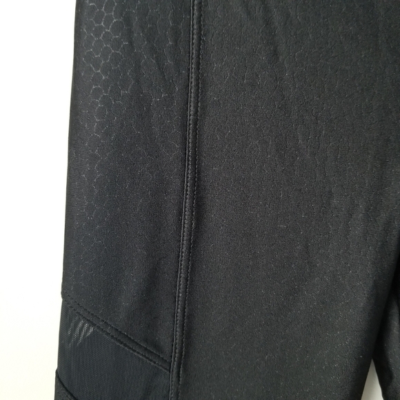 NWOT Koral Black Ankle Length Leggings Mesh Side Cut Outs Octogon Print Size XS - Picture 9 of 9
